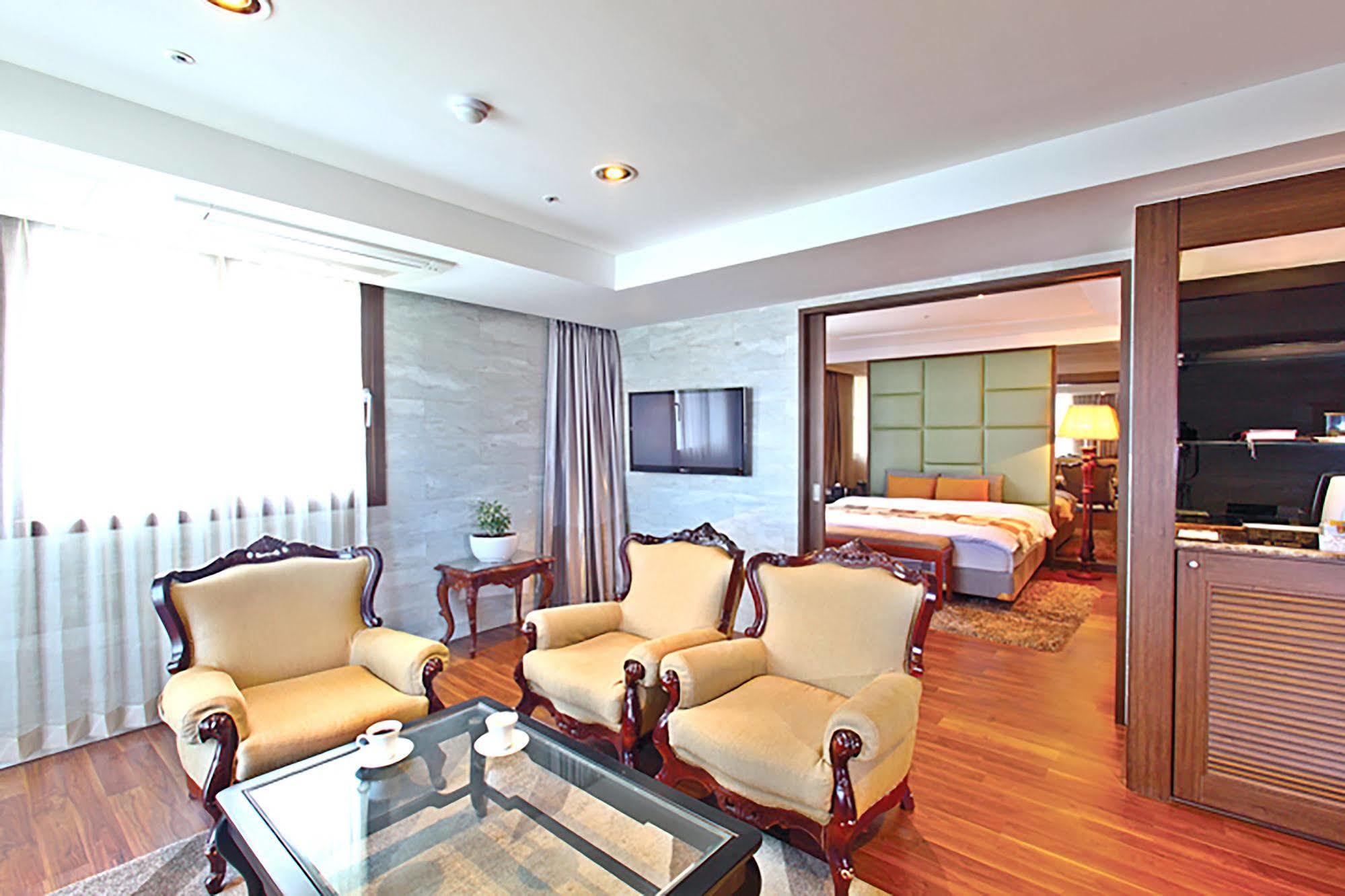 Hotel International Чханвон Екстер'єр фото