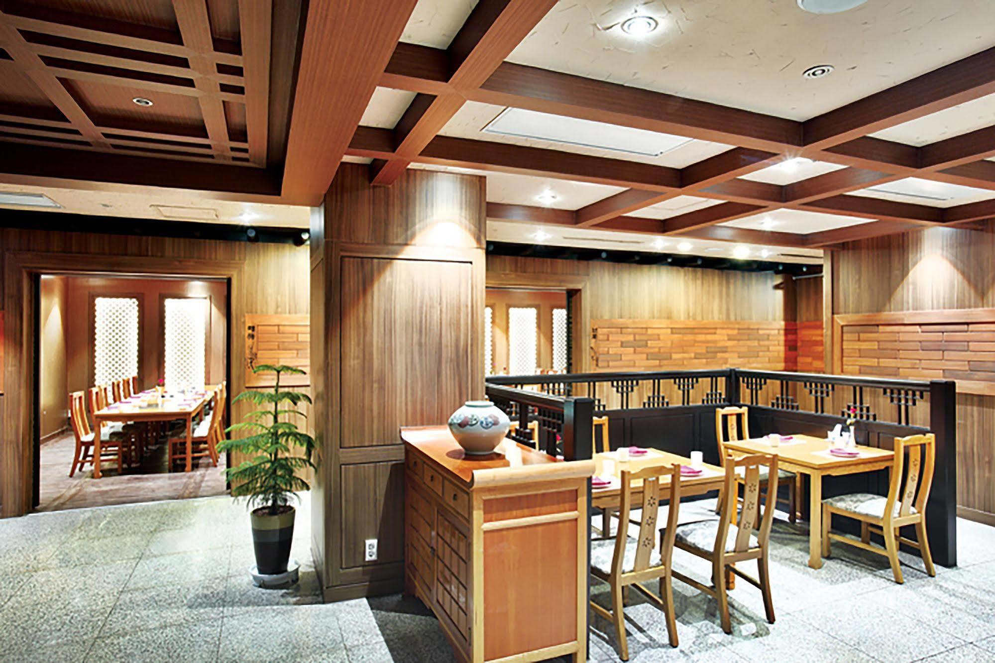 Hotel International Чханвон Екстер'єр фото