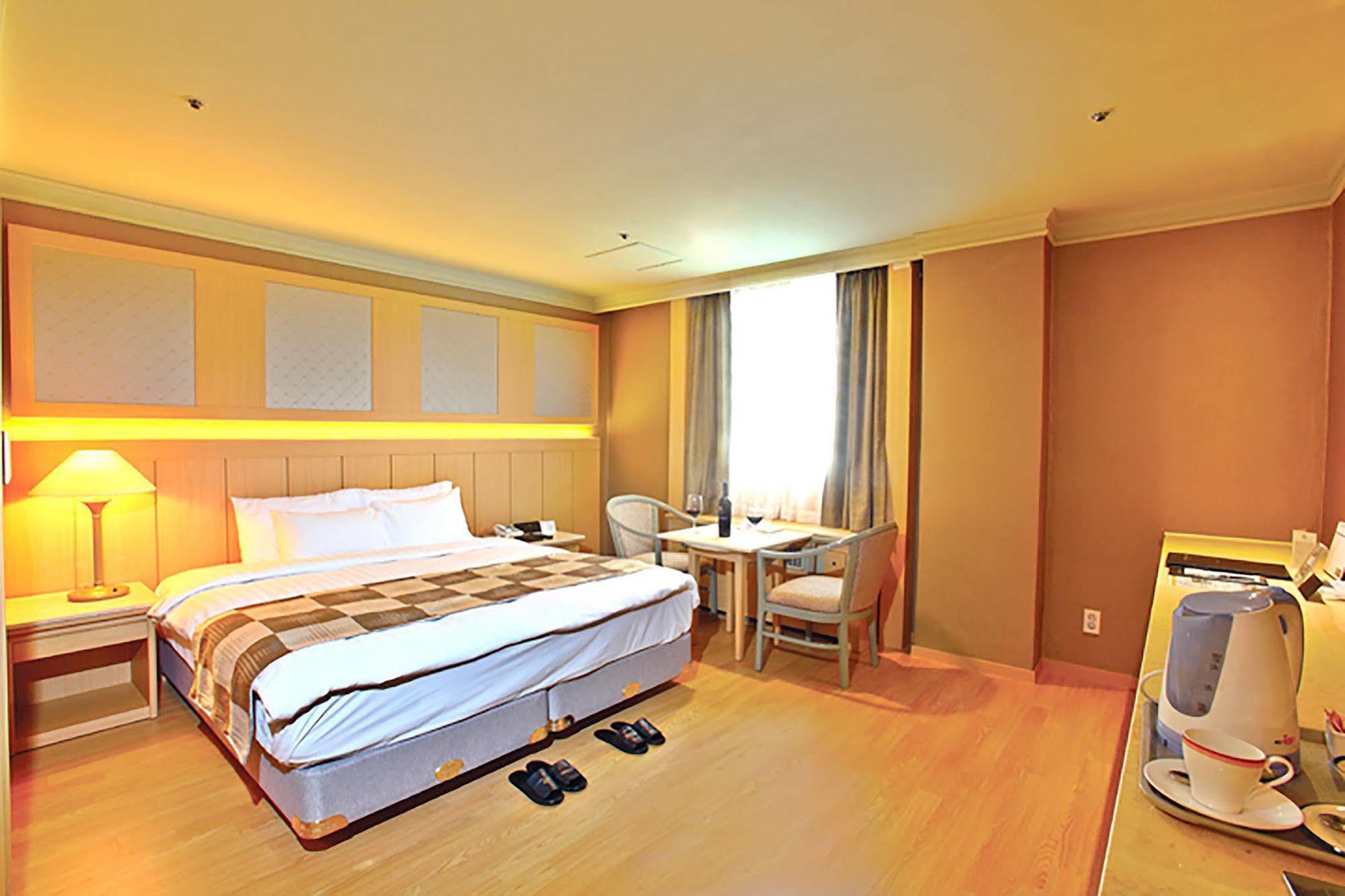 Hotel International Чханвон Екстер'єр фото