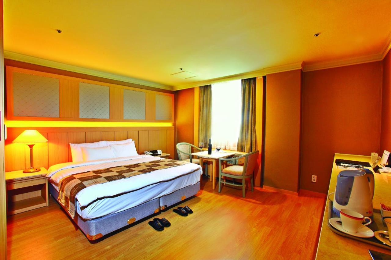 Hotel International Чханвон Екстер'єр фото